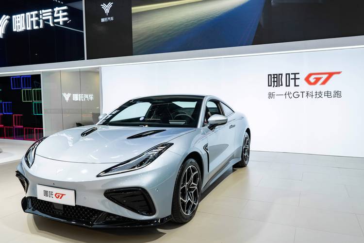 成都232哪吒汽车在智能汽车领域的表现，领途汽车在新能源汽车市场中的影响力